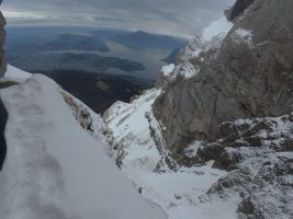 Tiefblick aus der ersten Traverse vor dem Routenbuch