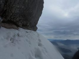 Unten der Vierwaldstättersee unter zunehmend bleiernem Himmel
