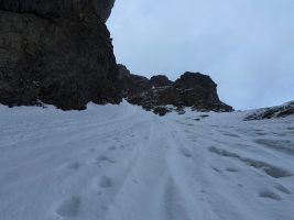 Oben windet sich der Chrachen nach links