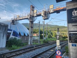 Hinter dem ehemals futuristischen Bahnhofsgebäude von Bellegarde steigt der Jura empor.