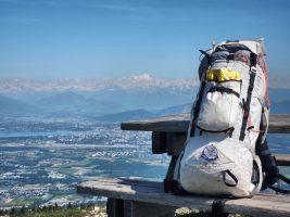 Weisser Berg und weisser Rucksack