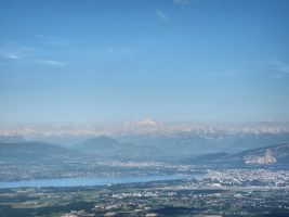 Er schon wieder, diesmal mit dem Mont Salève hinter Genf