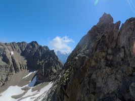 Abstieg durch die N-Flanke des Sunnig am unteren Bildrand