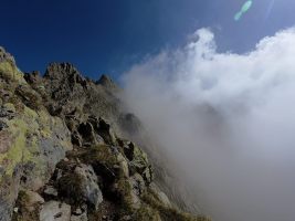 Wolkenlos, aber kurz noch Nebelschwaden