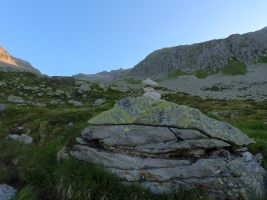 Erste Sonnenstrahlen am Piz Cavardiras. Rechts die langgezogene Verlängerung des Südgrats.
