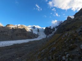 Man hielte es nicht für möglich, dass durch die schwarze Felsbastion einst ein Firnrinne hochzog (die Gurgel).