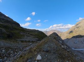 Links oberhalb der Moräne die Hütte