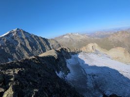 Nach dem zweiten, felsigen Buckel senkt sich der WNW-Grat bis zum Gletscher hinunter