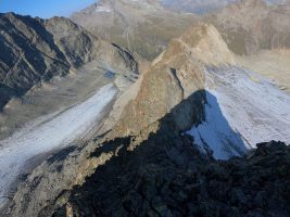 Blick in die Lücke hinunter: zuoberst der Kante entlang