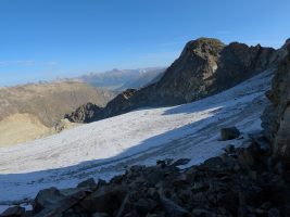 Der Übergang auf den Gletscher geht problemlos. Voraus der Piz Misaun.
