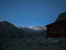 Kurz vor Sonnenaufgang bei der Almagellerhütte