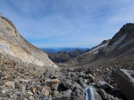 Links eine Marmorwand